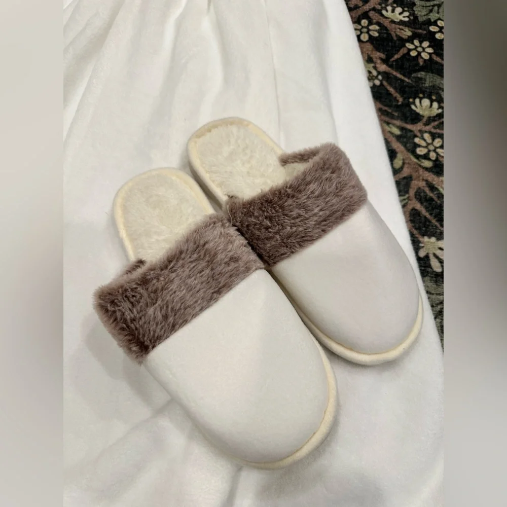 White Spa Velcro Cover Towel and Fuzzy Slippers Set NEW
